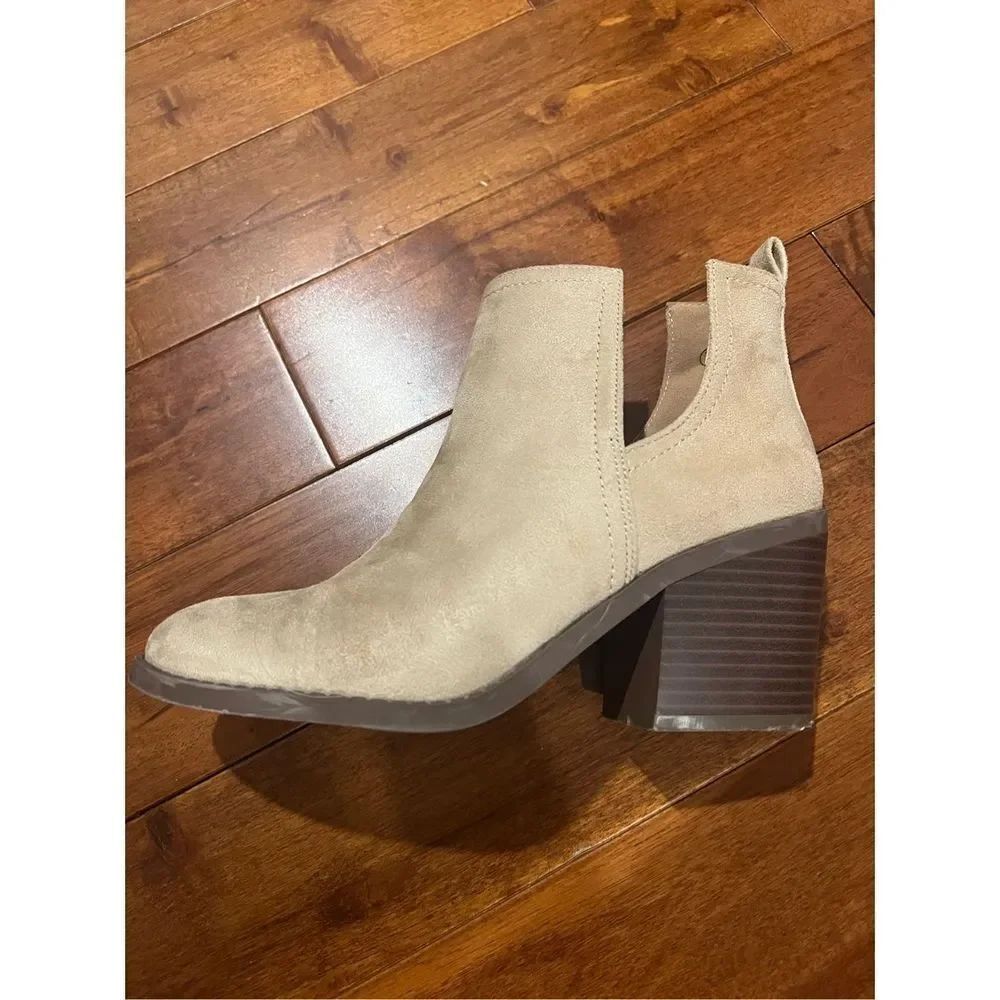New ZBY suede boots cream color chunky heel size 7.5